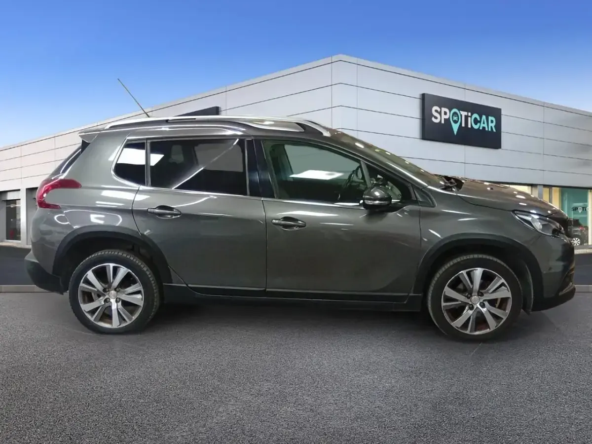 Usado Peugeot 2008 Allure 130 CV (95 kW) 2018 Gris / plata SUV