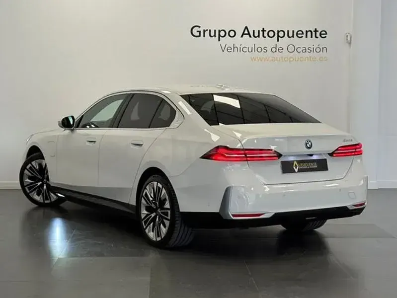 Usado BMW 530e Comfort Edition 299 CV (219 kW) 2024 Blanco Berlina