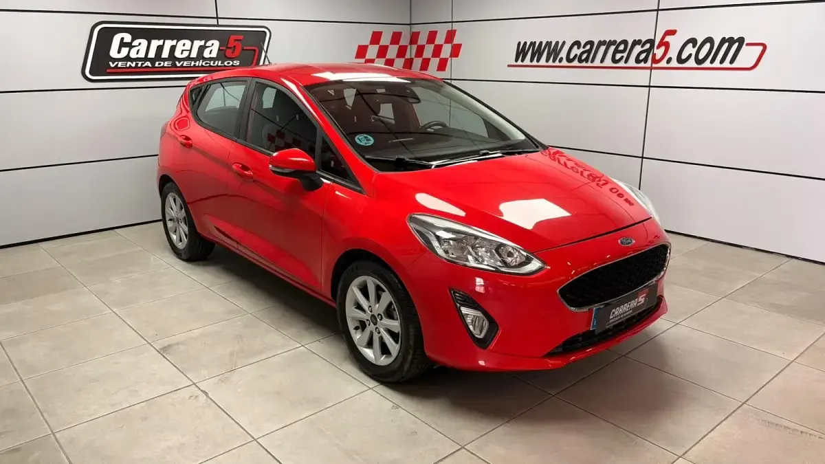 Usado Ford Fiesta Trend 100 CV (73 kW) 2017 Rojo Utilitario