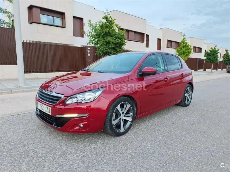 Usado Peugeot 308 Allure 120 CV (88 kW) 2017 Rojo Berlina