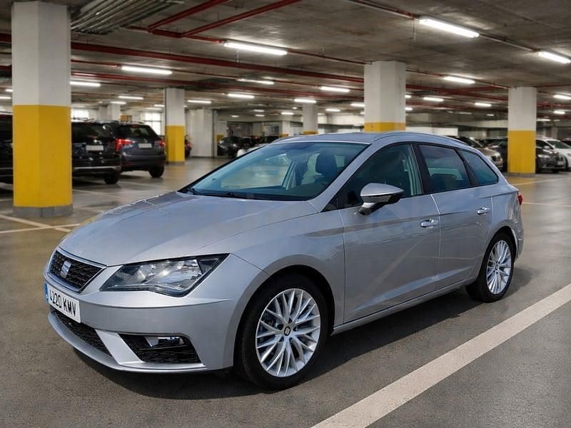 Usado Seat Leon FR 125 CV (91 kW) 2018 Gris / plata Familiar