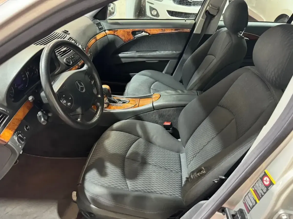 Usado Mercedes E320 Elegance 204 CV (150 kW) 2003 Gris / plata Berlina