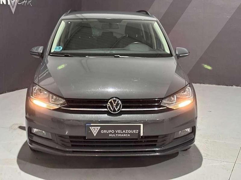Usado VW Touran Business 122 CV (89 kW) 2021 Gris Monovolumen