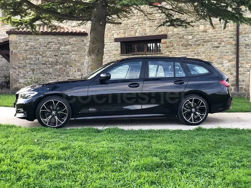 Usado BMW 318 M Sport 150 CV (110 kW) 2022 Negro Familiar