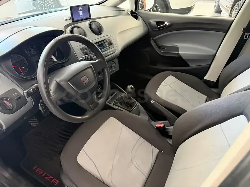 Usado Seat Ibiza Reference 85 CV (62 kW) 2013 Gris / plata Berlina