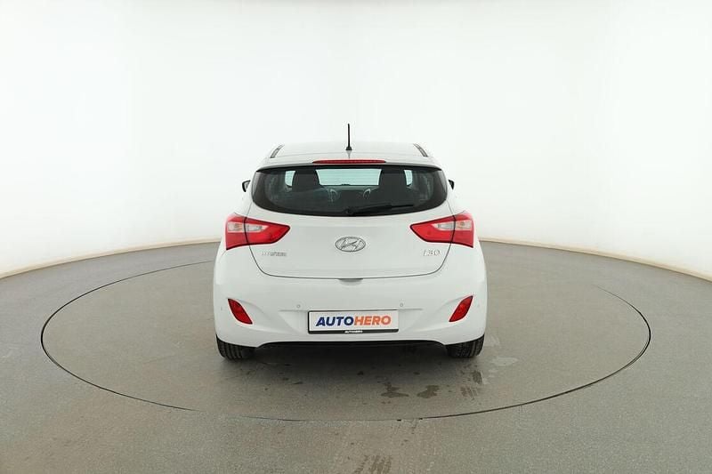 Usado Hyundai i30 100 CV (73 kW) 2015 Blanco Berlina