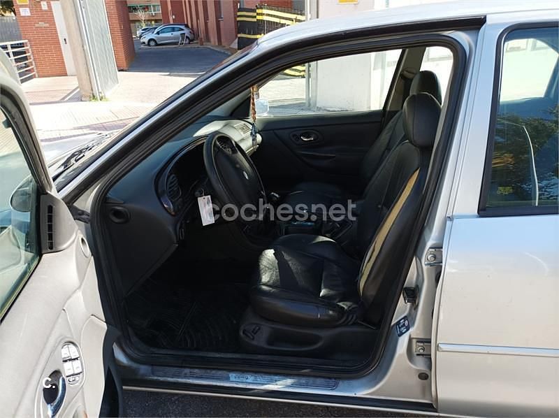 Usado Ford Mondeo Ghia 170 CV (125 kW) 1999 Gris / plata Berlina