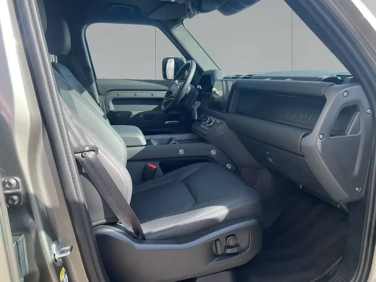 Używany Land Rover Defender SE Dynamic 249 KM (183 kW) 2025 Szary SUV