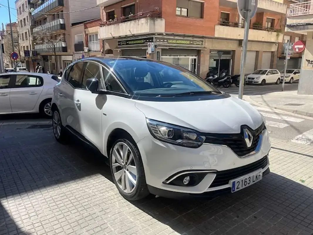 Usado Renault Scénic LIMITED 120 CV (88 kW) 2020 Blanco Monovolumen