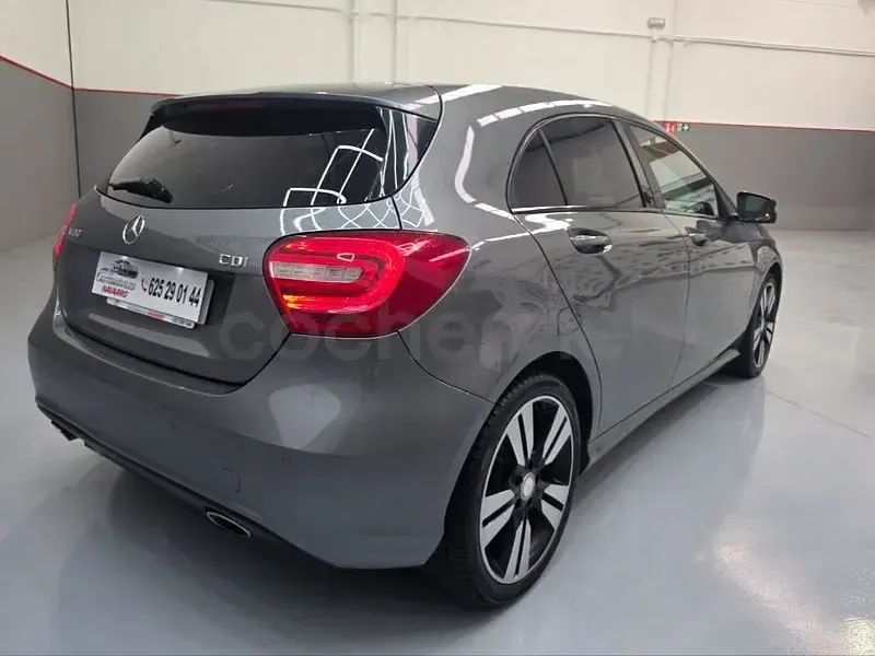 Usado Mercedes A180 Style 109 CV (80 kW) 2014 Gris / plata Utilitario