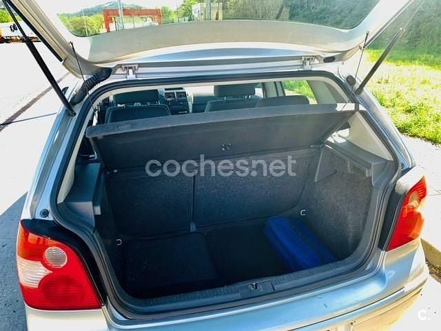 Usado VW Polo Trendline 64 CV (47 kW) 2003 Gris / plata Berlina