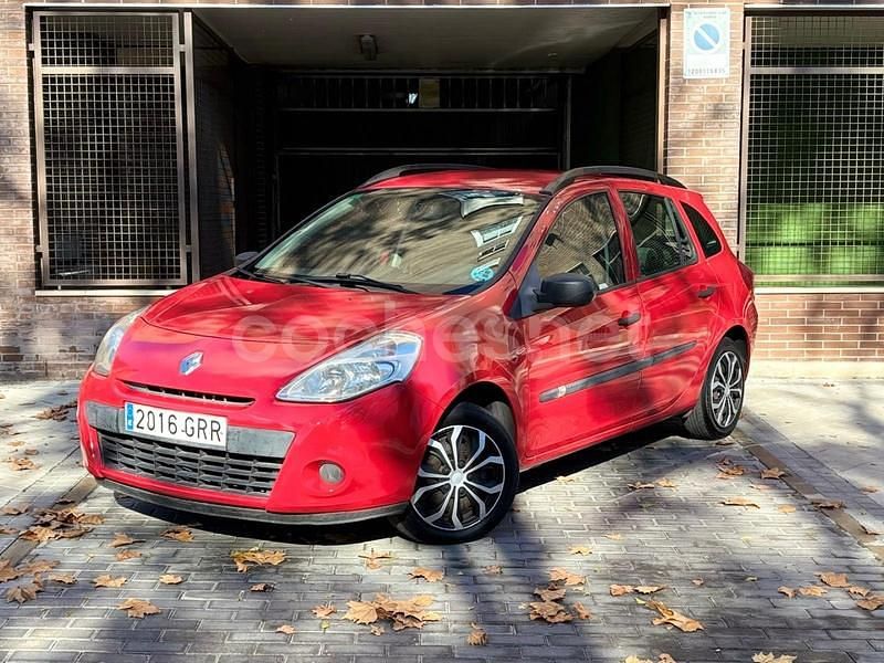 Usado Renault Clio II Authentique 75 CV (55 kW) 2009 Rojo Berlina