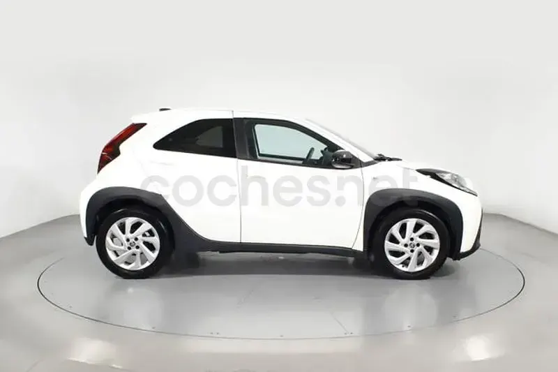 Usado Toyota Aygo X Play 72 CV (52 kW) 2025 Blanco SUV