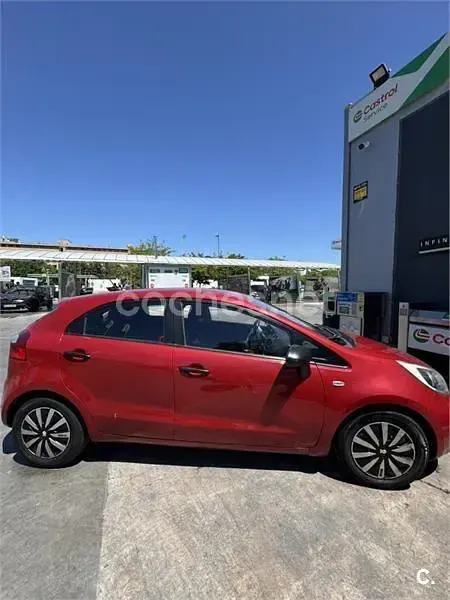 Usado Kia Rio 85 CV (62 kW) 2012 Rojo Berlina