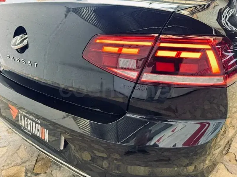 Usado VW Passat R-line 150 CV (110 kW) 2021 Negro Berlina