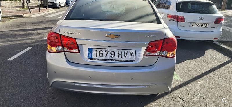 Usado Chevrolet Cruze LT 130 CV (95 kW) 2015 Gris / plata Berlina