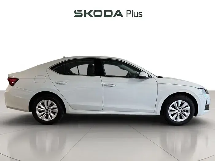 Usado Skoda Octavia Selection 150 CV (110 kW) 2025 Blanco