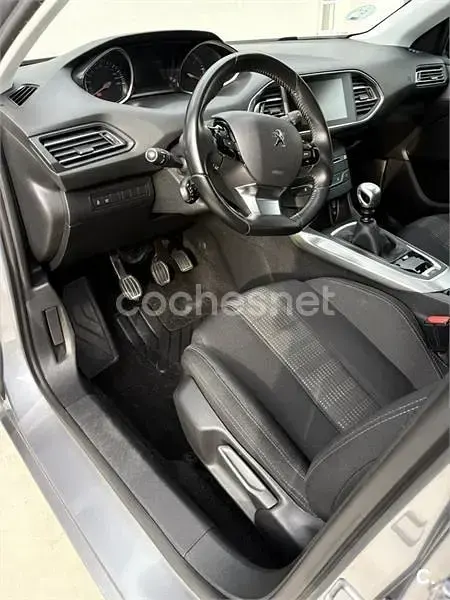Usado Peugeot 308 Allure 120 CV (88 kW) 2016 Gris / plata Berlina