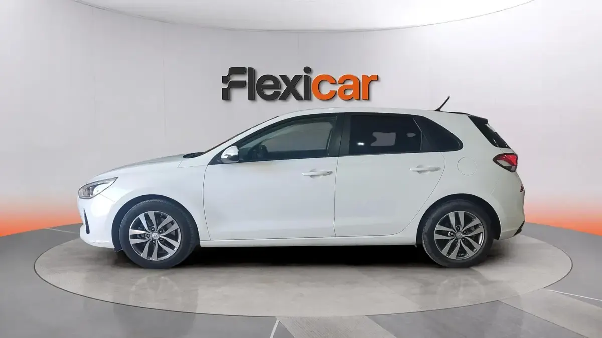 Usado Hyundai i30 110 CV (80 kW) 2018 Blanco Berlina