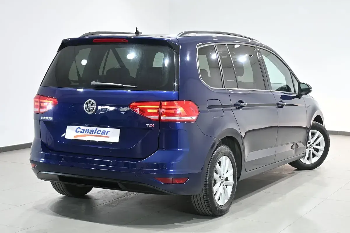 Usado VW Touran Advance 115 CV (84 kW) 2017 Azul Monovolumen
