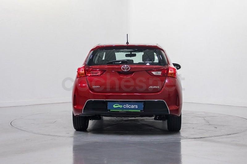 Usado Toyota Auris Active 126 CV (92 kW) 2012 Rojo Berlina