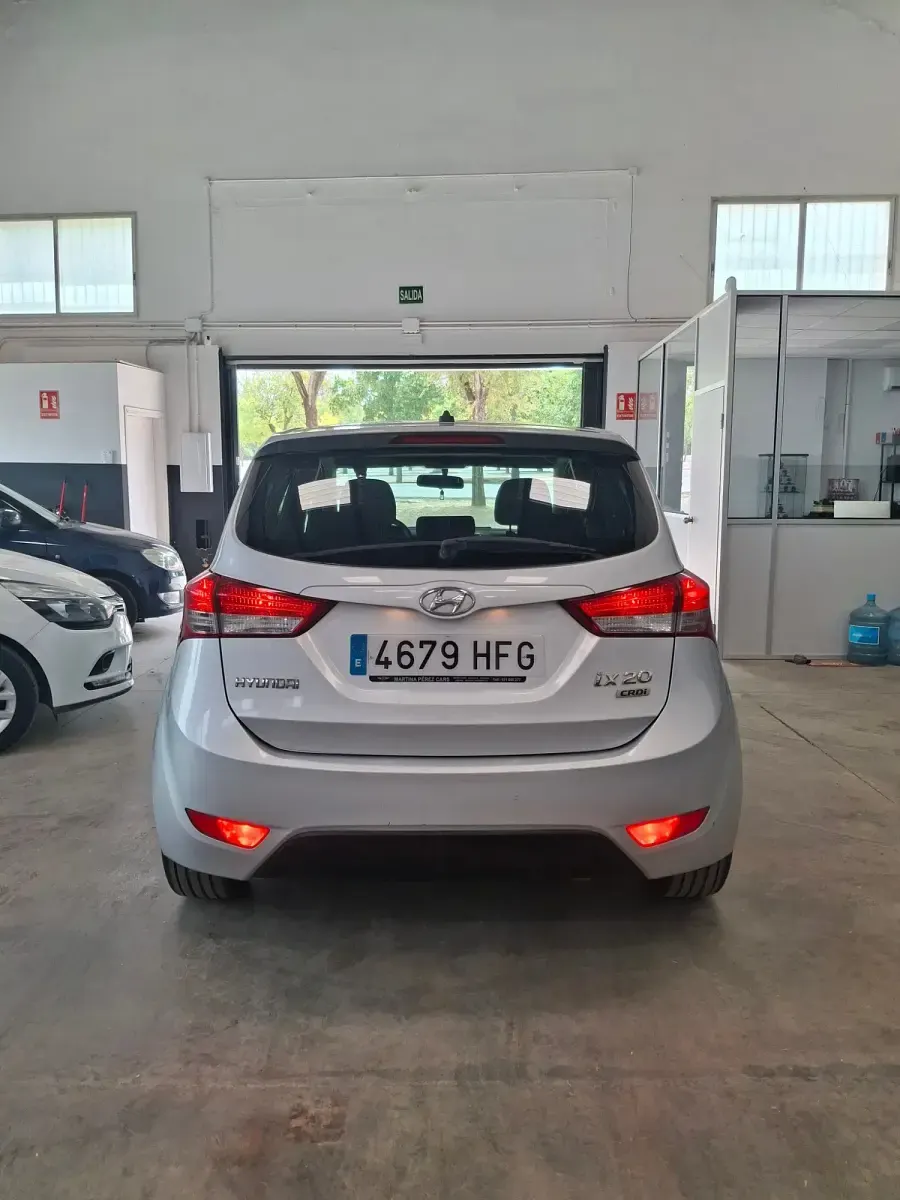 Usado Hyundai ix20 Comfort 77 CV (56 kW) 2011 Gris / plata Utilitario