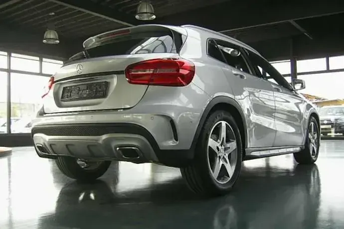 Usado Mercedes GLA180 122 CV (89 kW) 2016 Plateado SUV