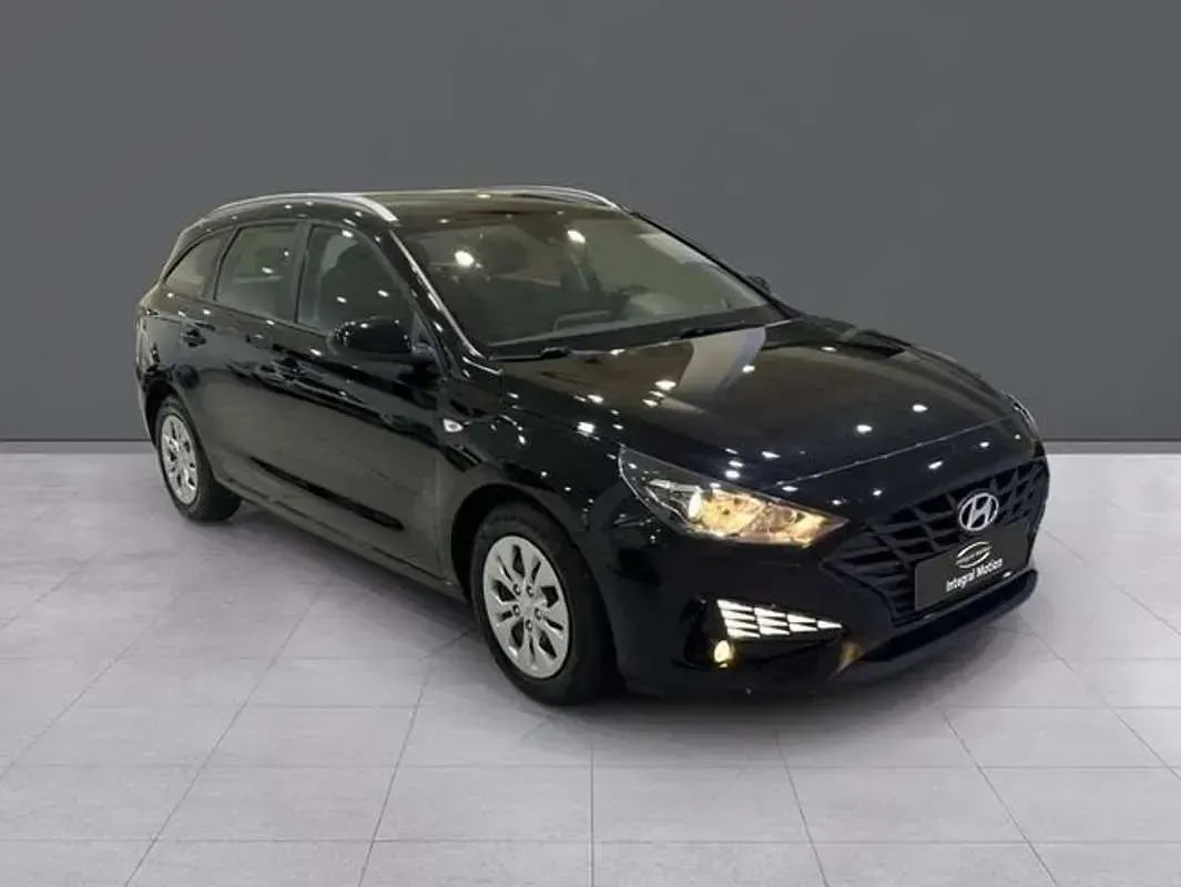 Usado Hyundai i30 120 CV (88 kW) 2022 Negro Utilitario