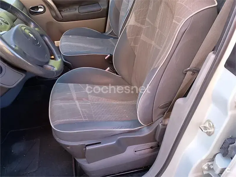 Usado Renault Scénic Authentique 115 CV (84 kW) 2003 Gris / plata Monovolumen