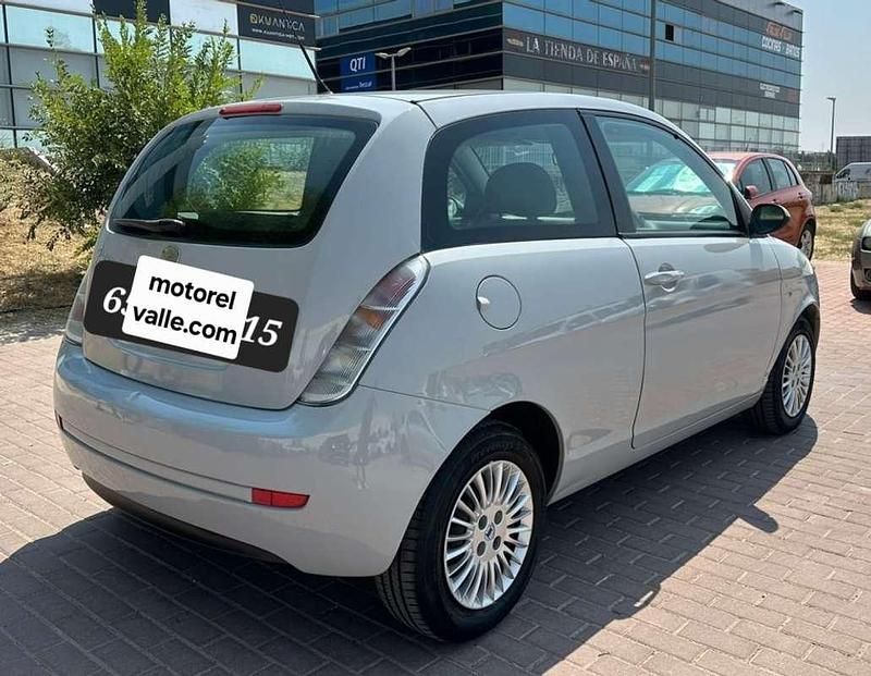 Usado Lancia Ypsilon 60 CV (44 kW) 2007 Gris Utilitario