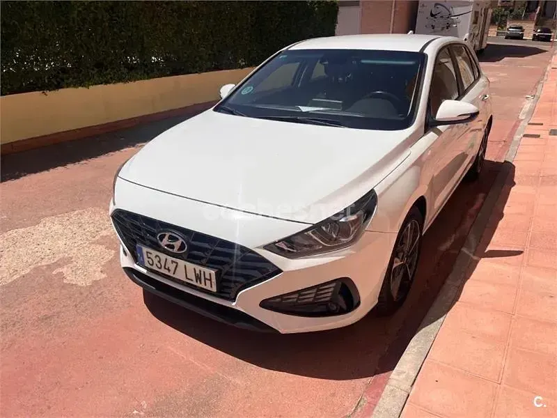 Usado Hyundai i30 120 CV (88 kW) 2022 Blanco Berlina