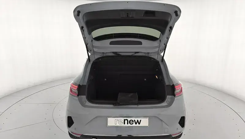 Usado Renault Clio V Techno 100 CV (73 kW) 2025 Gris Berlina