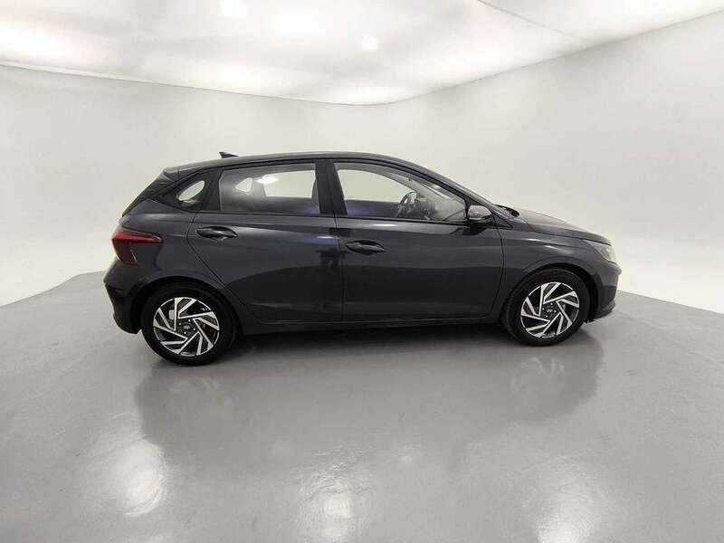 Usado Hyundai i20 100 CV (73 kW) 2024 Gris / plata Berlina