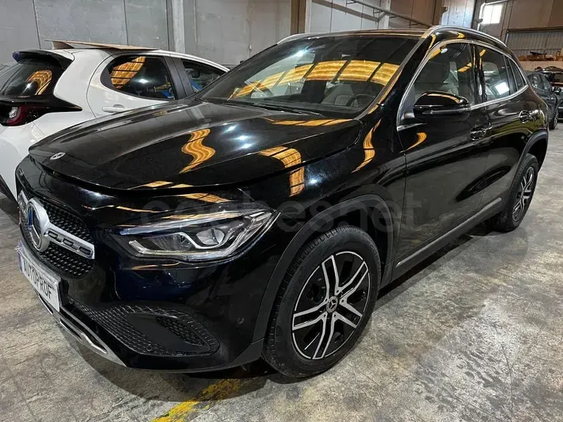 Usado Mercedes GLA180 136 CV (100 kW) 2023 Negro SUV