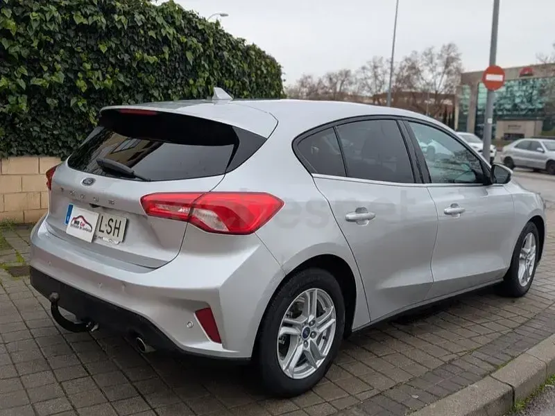 Usado Ford Focus Titanium 120 CV (88 kW) 2021 Gris / plata Berlina