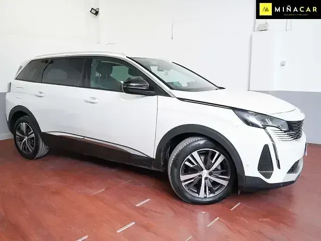 Usado Peugeot 5008 Allure 130 CV (95 kW) 2022 Blanco SUV
