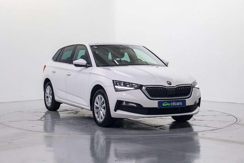 Usado Skoda Scala Selection 116 CV (85 kW) 2023 Blanco Utilitario