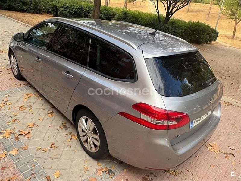 Usado Peugeot 308 SW Style 130 CV (95 kW) 2017 Gris / plata Familiar