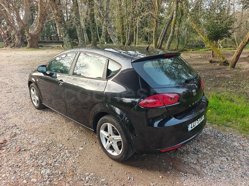 Usado Seat Leon Style 105 CV (77 kW) 2010 Negro Utilitario