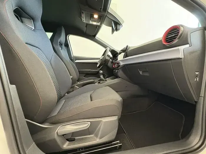 Usado Seat Ibiza FR 115 CV (84 kW) 2025 Blanco Utilitario