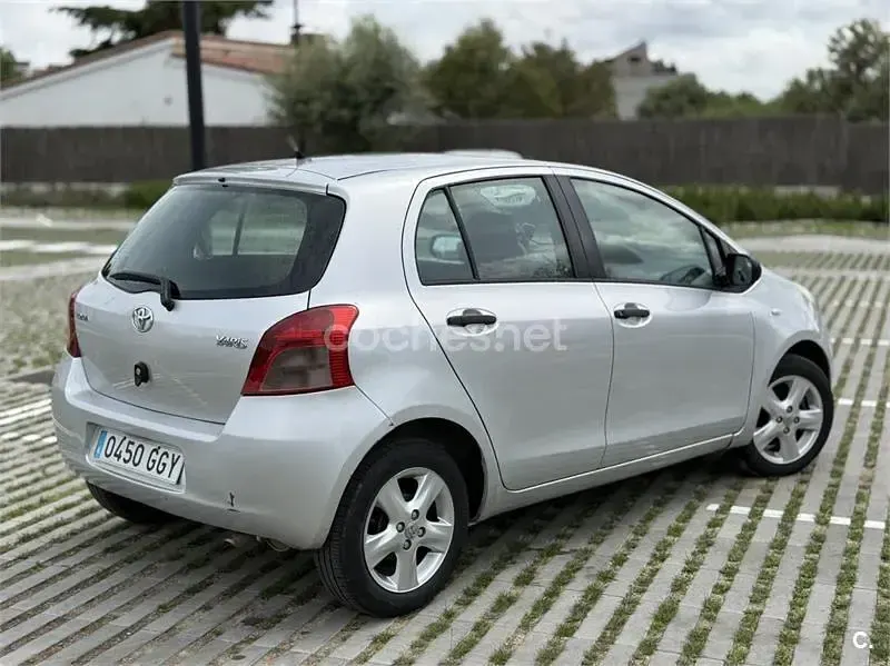 Usado Toyota Yaris 87 CV (63 kW) 2008 Gris / plata Utilitario
