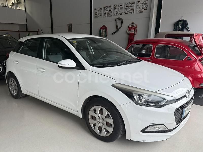 Blanco Usado 2015 Hyundai i20 Berlina | 7999 € (Precio justo) - Imagen 1/4