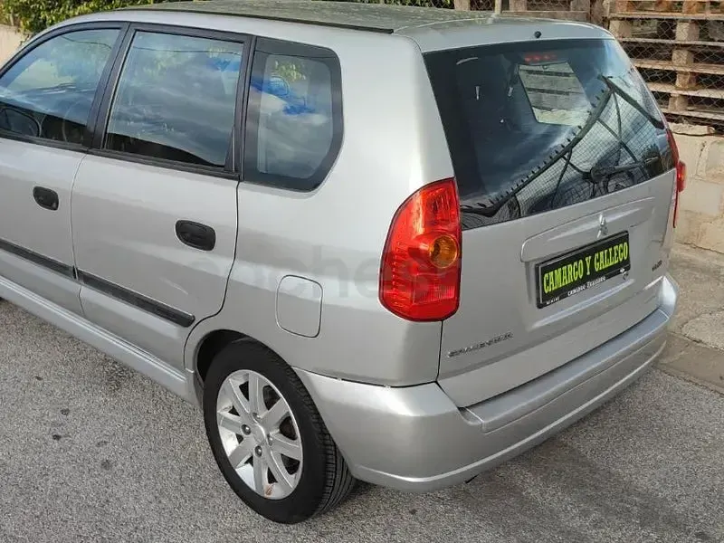 Usado Mitsubishi Space Star Plus 115 CV (84 kW) 2004 Gris / plata Monovolumen