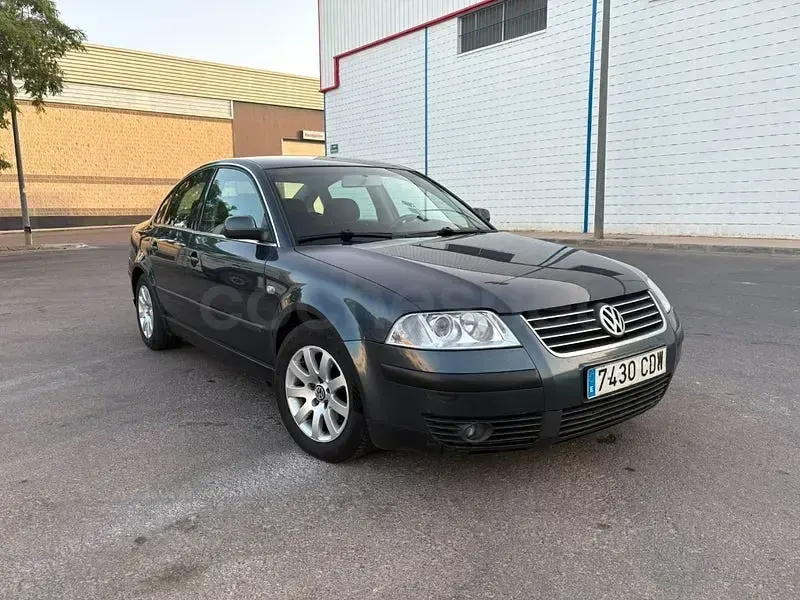 Usado VW Passat Advance 130 CV (95 kW) 2003 Gris / plata Familiar