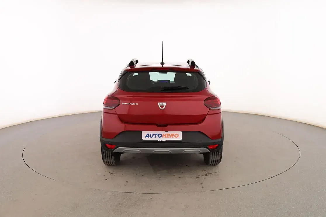 Usado Dacia Sandero Comfort 91 CV (66 kW) 2022 Rojo Berlina