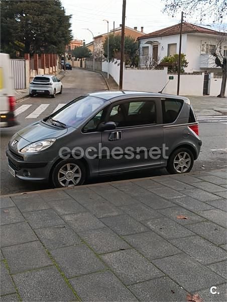 Usado Peugeot 1007 110 CV (80 kW) 2005 Gris / plata Monovolumen