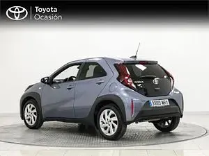 Usado Toyota Aygo Play 72 CV (52 kW) 2024 Gris