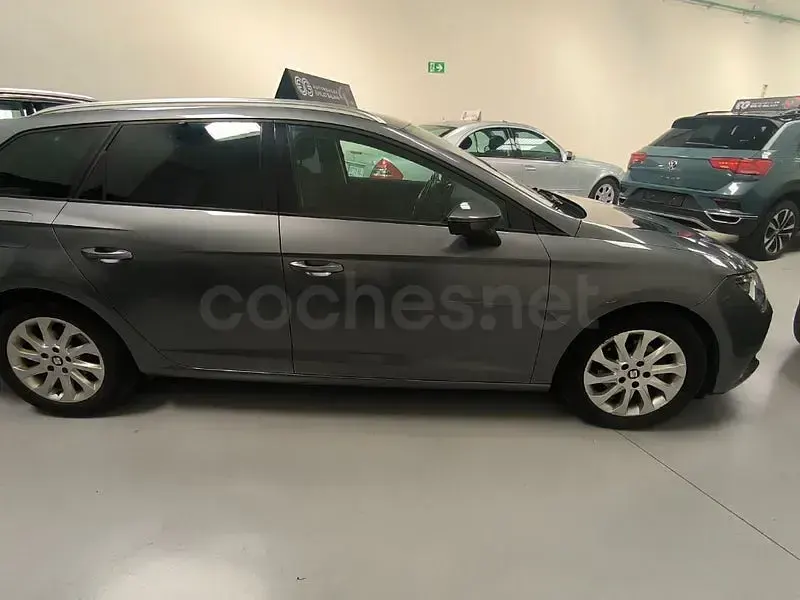 Usado Seat Leon Ecomotive 110 CV (80 kW) 2016 Gris / plata Familiar