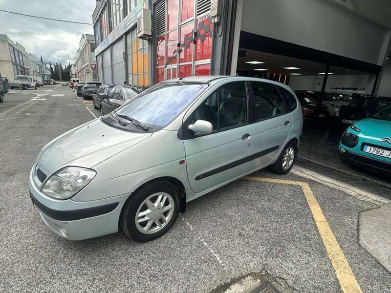 Plateado Usado 2001 Renault Scénic Monovolumen | 2600 € - Imagen 1/4