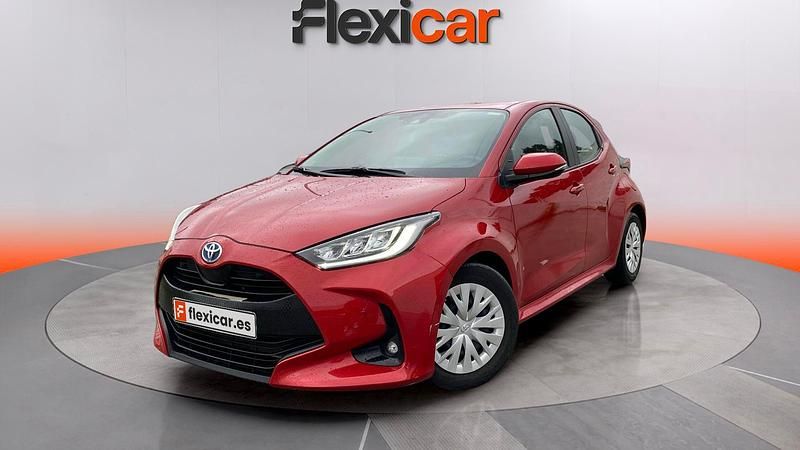 Usado Toyota Yaris Hybrid Active 116 CV (85 kW) 2023 Rojo Berlina